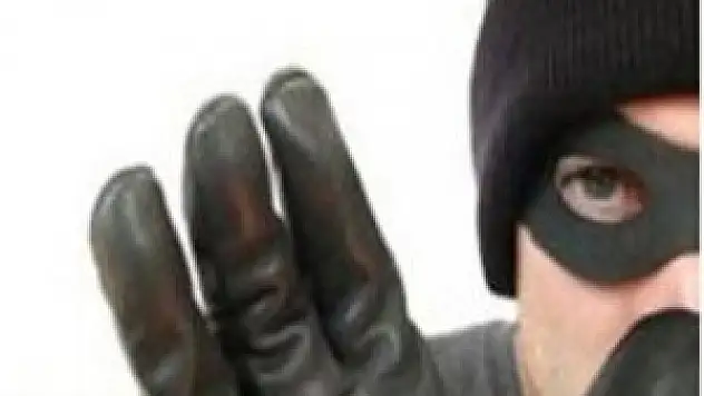 Hırsız eve girmeye çalışınca mahalleliye yakalandı