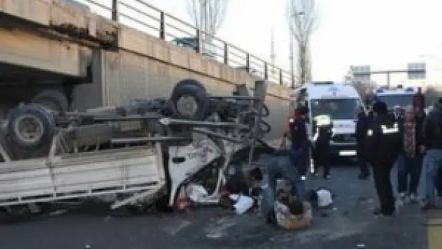 Kamyonet köprüden düştü: 1 ölü