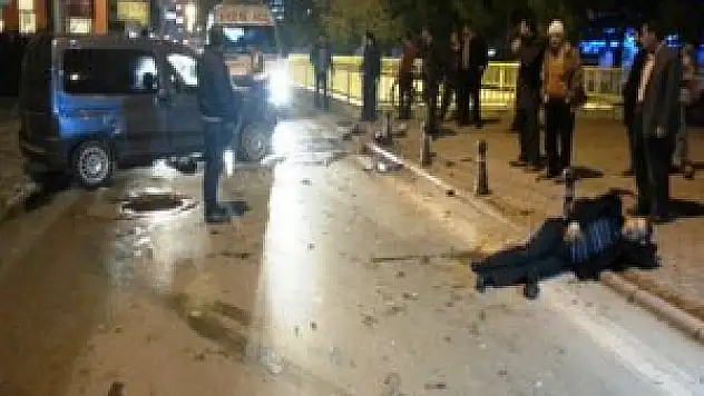 Hafif ticari araç bisikletliye çarptı