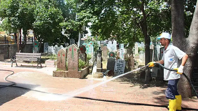 Karatay'da cami ve mezarlıklarda bayram temizliği
