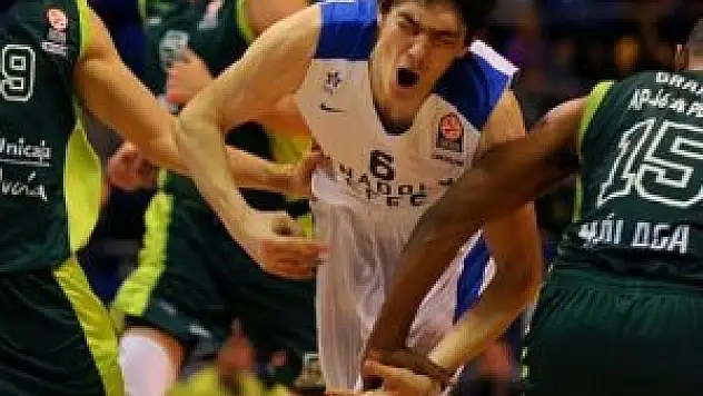 Anadolu Efes şansını mucizelere bıraktı