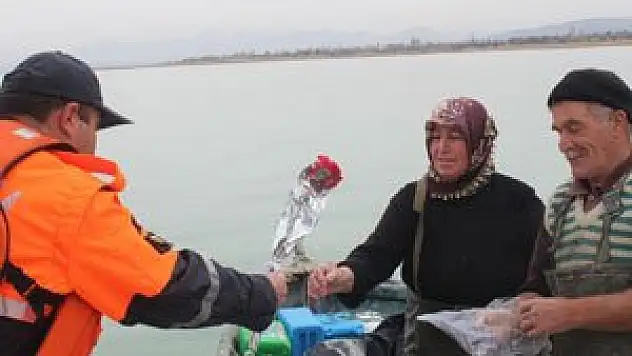 Jandarmadan balıkçı kadınlara çiçek