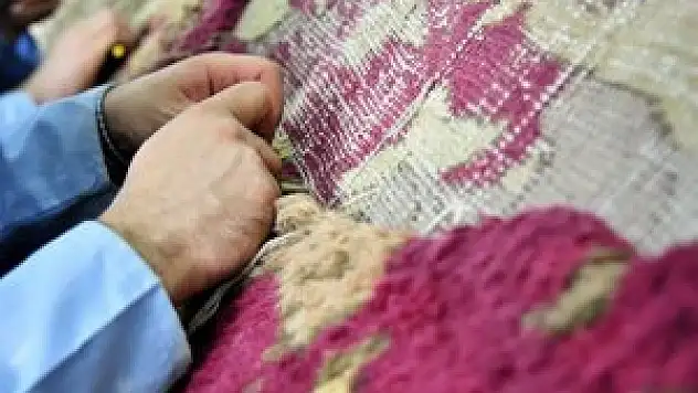 Halıda 'yüz nakli' ile dünyada marka oldular