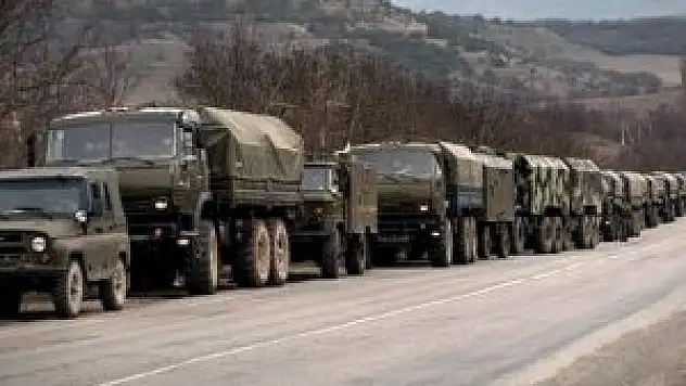Rus askerleri konvoy halinde ilerliyor