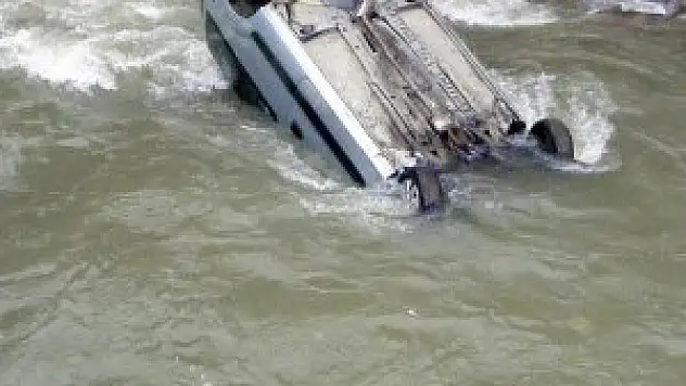 Minibüs nehire uçtu