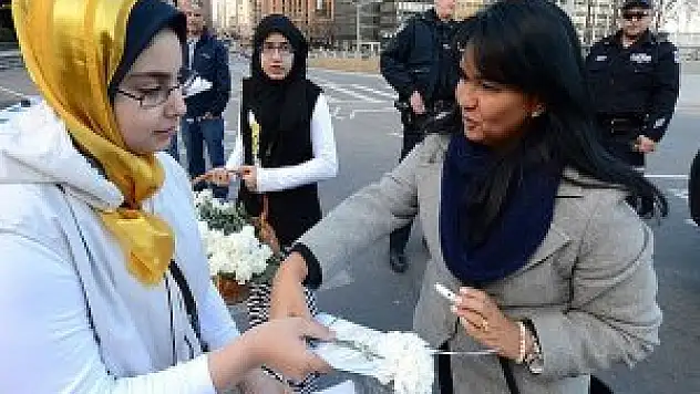 ABD'deki Mısırlı kadınlardan beyaz karanfil