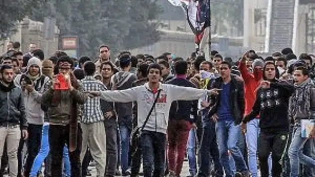 Darbe karşıtı öğrencilerden 'polis' protestosu