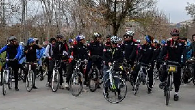 Şehitler için bisikletleriyle Çanakkale'ye gidecekler