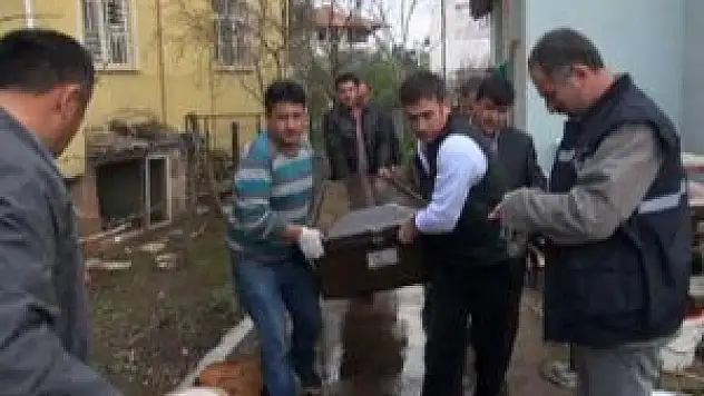 Karısını ve 7 aylık bebeğini tüfekle vurarak öldürdü