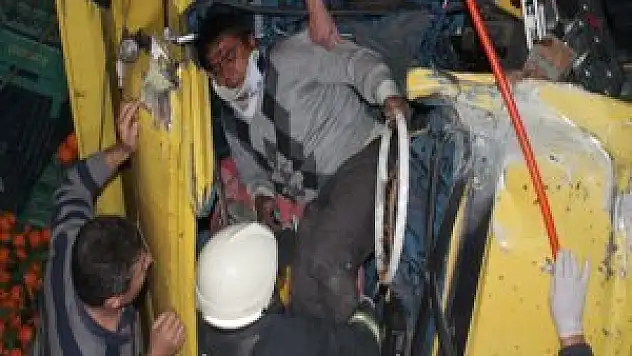 Kamyonette sıkıştı, itfaiye kurtardı