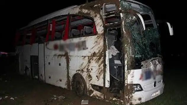 Afyonkarahisar'da trafik kazası: 1 ölü, 23 yaralı