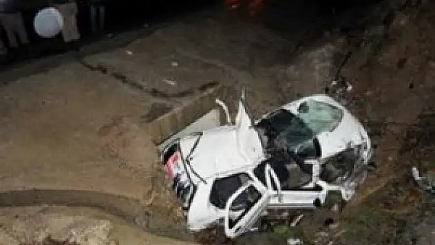 Otomobil su kanalına uçtu: 1 ölü