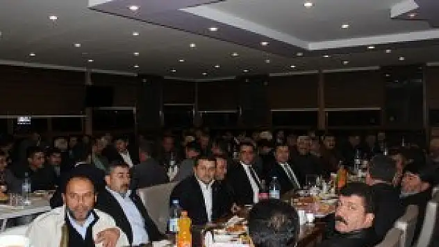 AK Partililer yemekte bir araya geldi