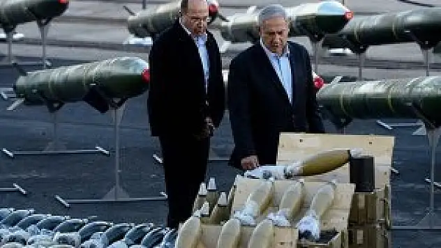 El konulan gemiden çıkan silahları inceledi