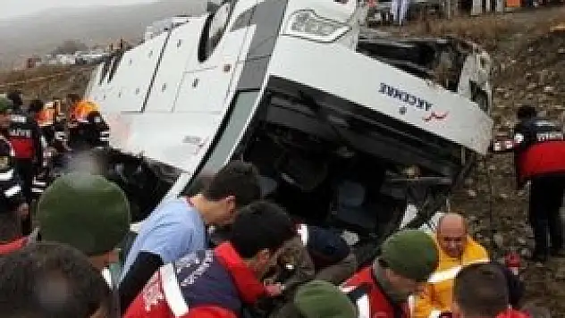 Yolcu otobüsü şarampole devrildi: 2 ölü