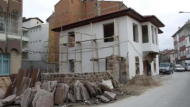 İki binanın restorasyonu tamamlanıyor