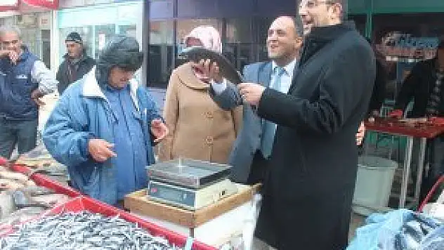 Akış ve Samancı, Beyşehir'de tezgahın başına geçti, balık sattı