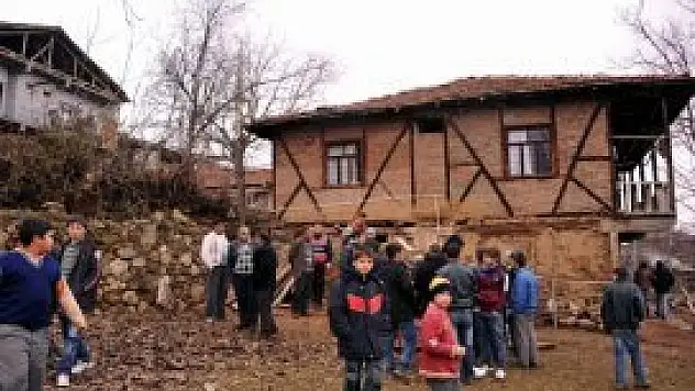 Ahşap evden 'tarihi mezarlar' çıktı