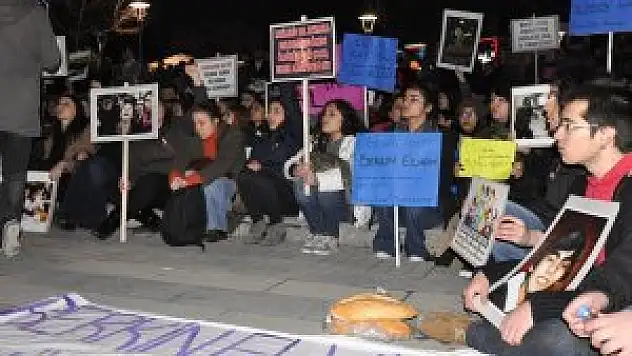 Konya'da bir grup, protesto eylemi yaptı