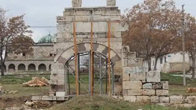 Tarihi kale kapısının onarımına 400 bin liralık ödenek