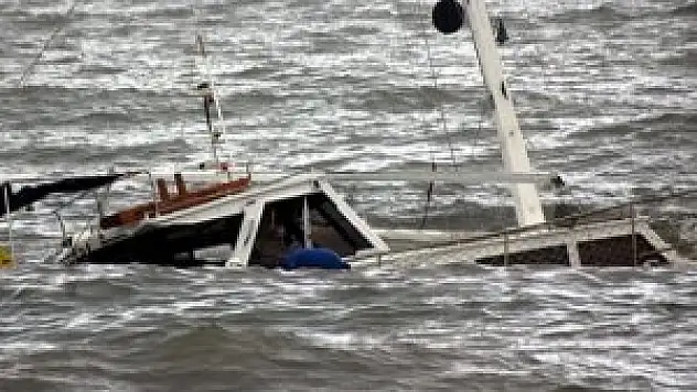 Kaçakları taşıyan tekne battı