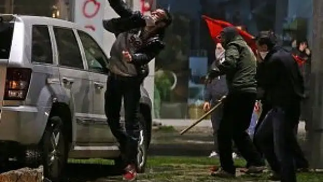 Polis ekiplerine saldıran gruba müdahale