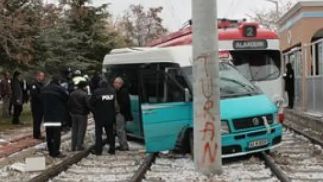 Tramvay minibüs ile çarpıştı! 25 yaralı