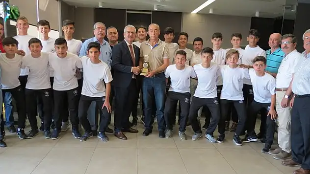 Şampiyonlar ödüllendirildi