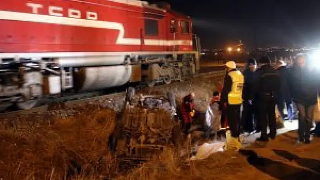 Sivas'ta hemzemin geçitte kaza: 2 ölü