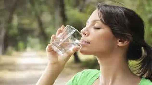 Böbrek taşı ağrısından korunmak için bol su için