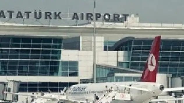 Havalimanında silahlı saldırgan paniği