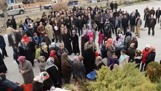 Konya'da mahalle halkı, kapanan özel hastane için eylem yaptı