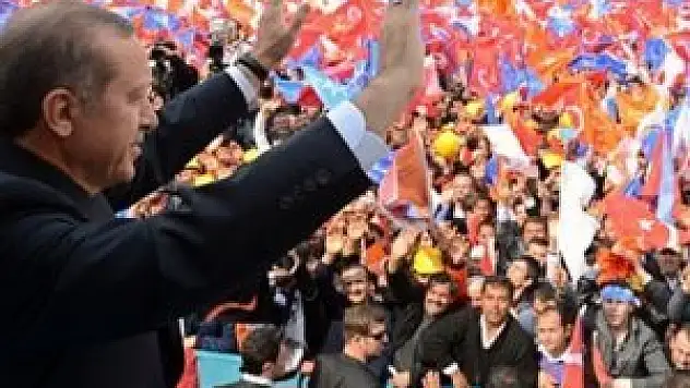 İzmir'de CHP'li terbiyesiz kadından Başbakan'a çirkin hareket!