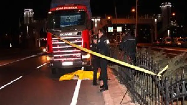 Üst geçidi kullanmadı, kamyon çarptı