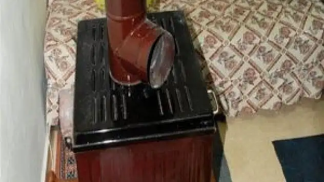 Aynı aileden 3 kişi sobadan zehirlendi