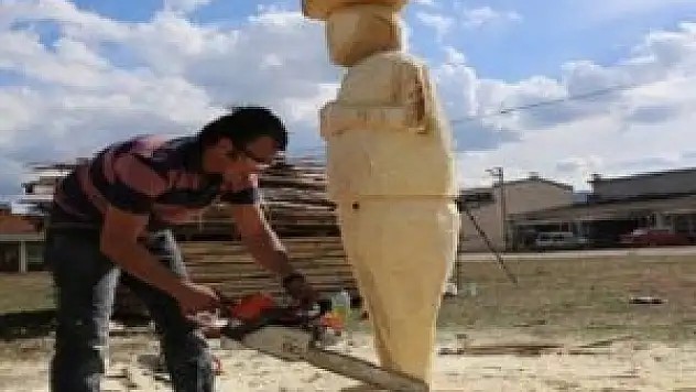 Ağaç kesme motoruyla heykel yapıyor
