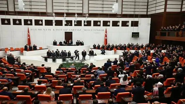 TBMM'de CHP, HDP ve İP rezaleti! Ayağa kalkmadılar