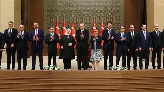 4 bakan vekillikten istifa etti!