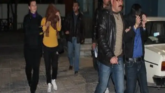 Polisler tanıyor diye hırsızlık yapmışlar