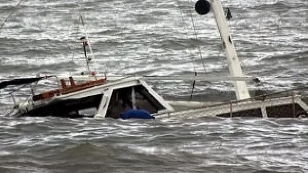 Bodrum'da kaçakları taşıyan tekne battı