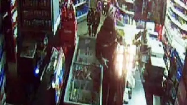 Hırsızlık şüphelisi güvenlik kamerasında