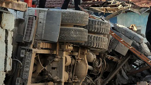 Freni patlayan kamyon eve girdi: 1 ölü