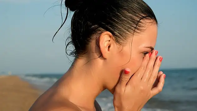 TATİLDE GÖZLERİ TEHDİT EDEN 6 ALIŞKANLIK