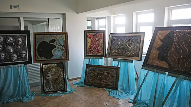 Eski bilgisayar parçaları sanat eseri tablolara dönüştü