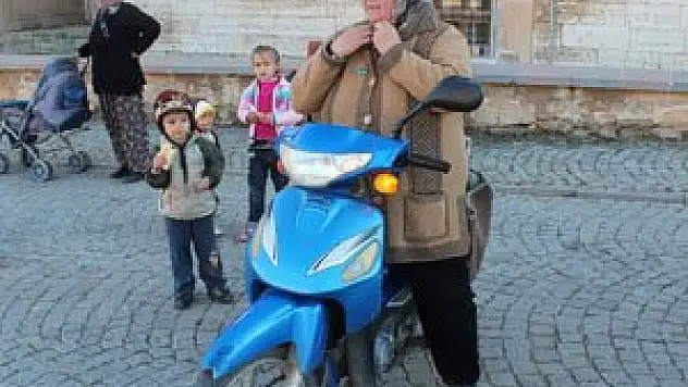 'Muhtar Ayten abla' motosikletiyle her yere yetişiyor