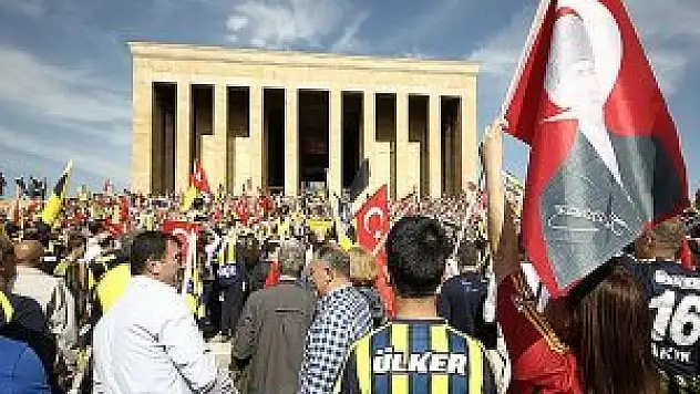 Fenerbahçeliler Anıtkabir'e yürüdü