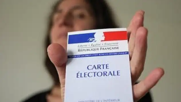 Fransa'da merkez sağ ilk turu önde tamamladı