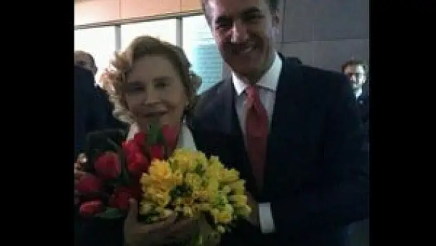 Mustafa Sarıgül'le Nazlı Ilıcak'tan 'NazlıGül' pozu