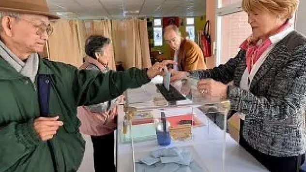 İlk turun galibi, sağ parti