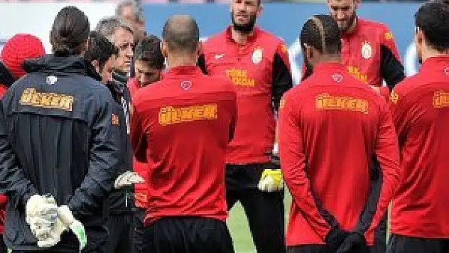 Aslan gözünü kupaya çevirdi